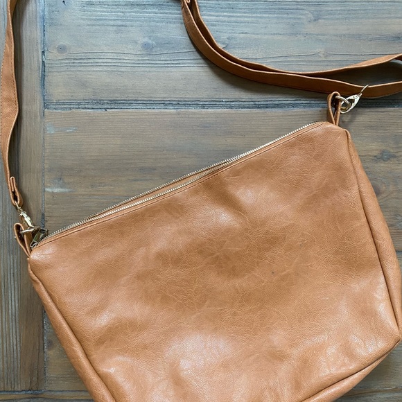 Tan Faux Leather Adjustable Purse with multi-pocket Storage - Picture 2 of 3